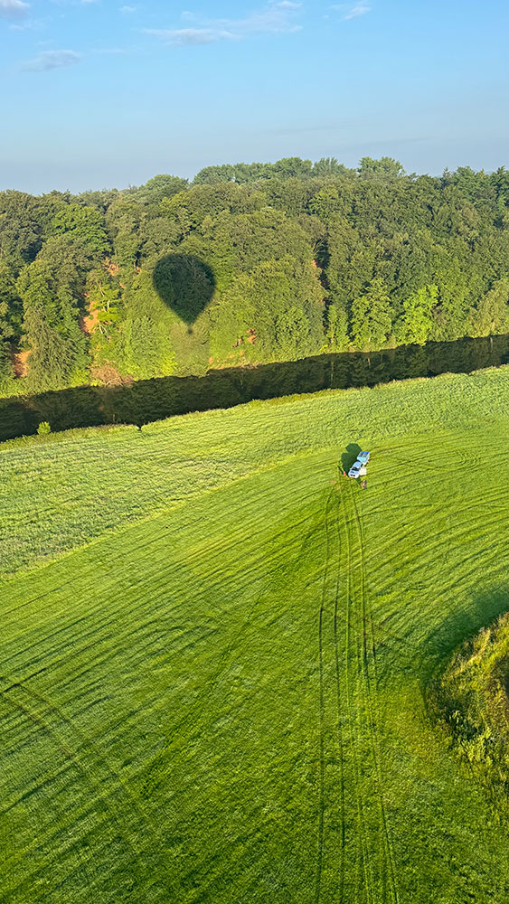 Heißluftballon über dem Niederrhein bei Dämmerung