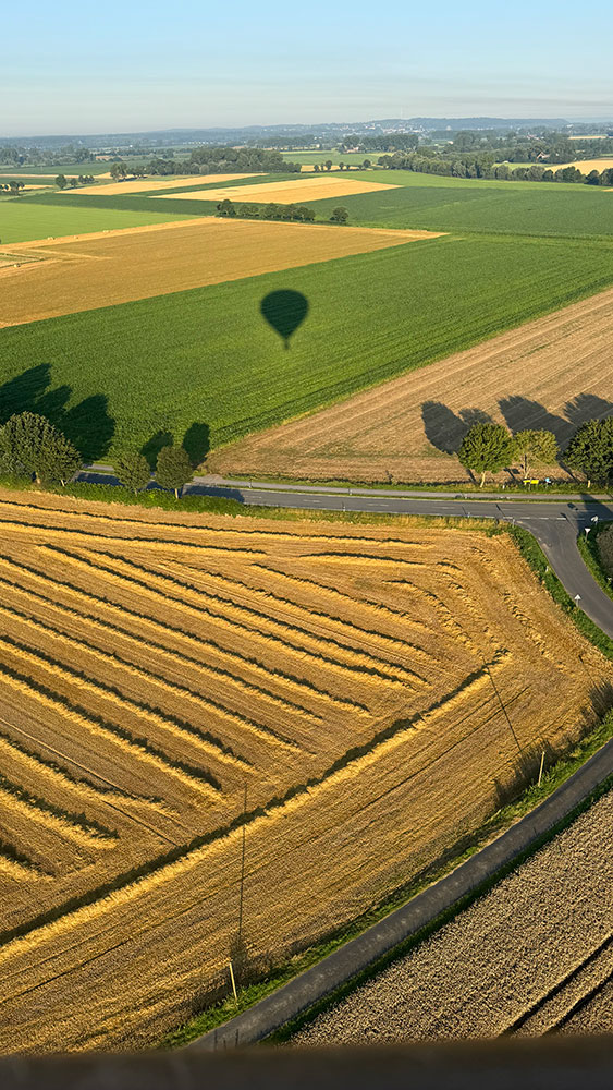 Heißluftballon über dem Niederrhein bei Dämmerung