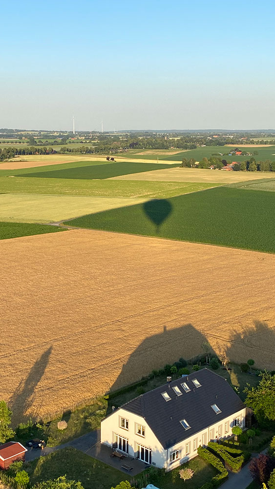 Heißluftballon über dem Niederrhein bei Dämmerung