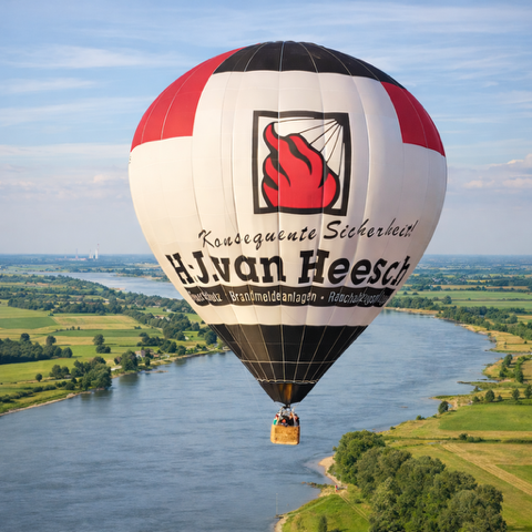 Heißluftballon von Ballonfahrten Niederrhein über dem Niederrhein